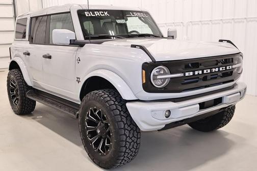 Avalanche Gray 2026 Ford Bronco Outer Banks