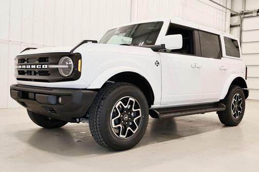 Oxford White 2025 Ford Bronco Outer Banks