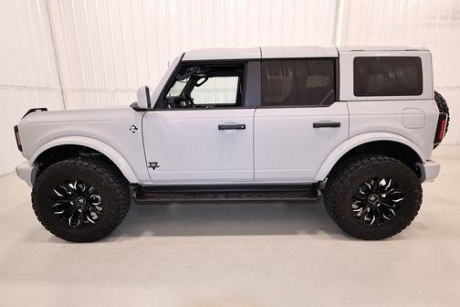 Avalanche Gray 2026 Ford Bronco Outer Banks