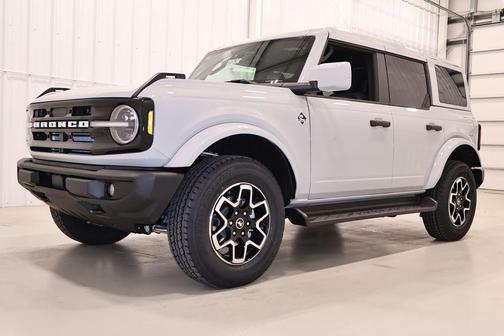 Avalanche Gray 2026 Ford Bronco Outer Banks