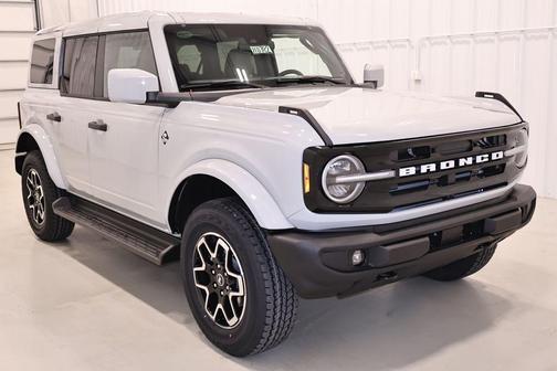 Avalanche Gray 2026 Ford Bronco Outer Banks