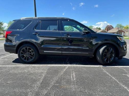Black 2017 Ford Explorer XLT
