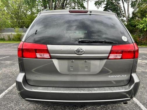 Tan 2005 Toyota Sienna XLE