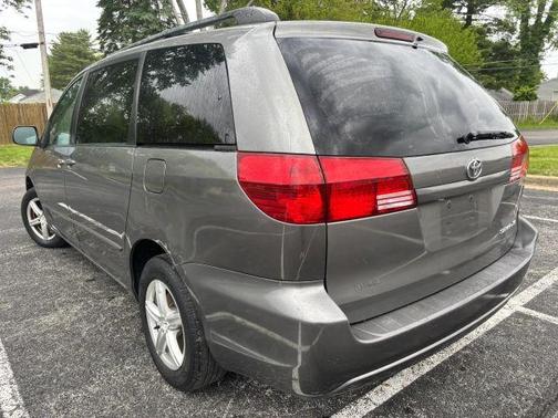 Tan 2005 Toyota Sienna XLE