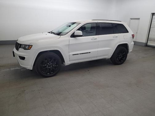 Bright White Clearcoat 2022 Jeep Grand Cherokee Laredo