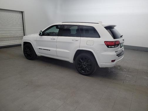 Bright White Clearcoat 2022 Jeep Grand Cherokee Laredo