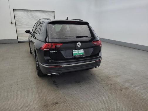 Deep Black Pearl 2020 Volkswagen Tiguan 2.0T SE