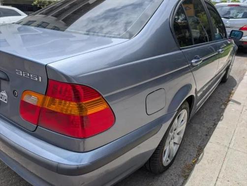 2005 BMW 325 325i