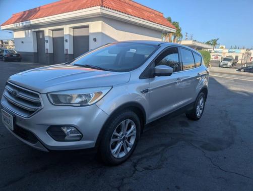 White Platinum Metallic Tri-Coat 2017 Ford Escape SE