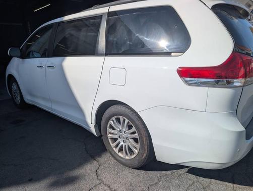 Super White 2013 Toyota Sienna XLE