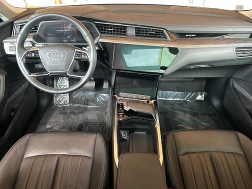 Glacier White Metallic 2024 Audi Q8 e-tron Premium