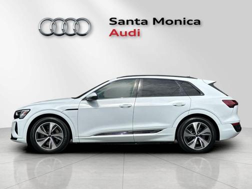 Glacier White Metallic 2024 Audi Q8 e-tron Premium