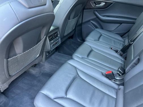 Mythos Black Metallic 2023 Audi Q7 45 Premium