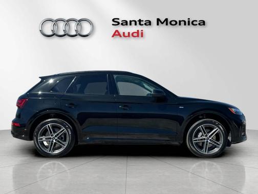 Mythos Black Metallic 2023 Audi Q5 e 55 S line quattro Premium