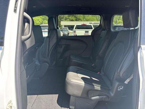 White 2027 Chrysler Pacifica L