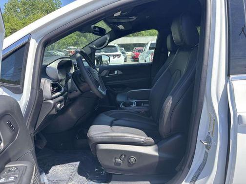 White 2027 Chrysler Pacifica L