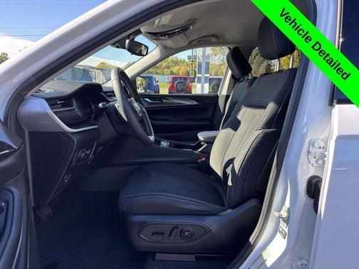 2022 Jeep Grand Cherokee L Laredo