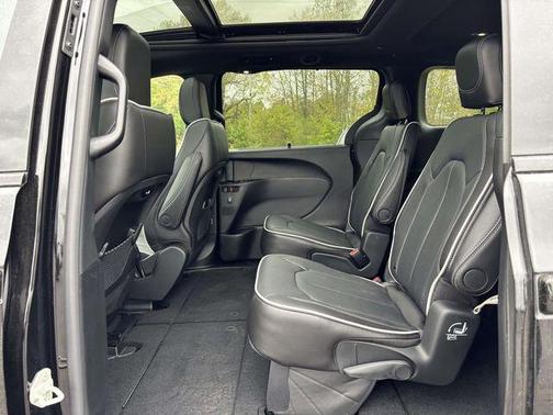 Diamond 2027 Chrysler Pacifica Limited