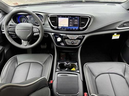 Diamond 2027 Chrysler Pacifica Limited