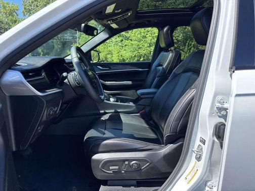 Bright White Clearcoat 2024 Jeep Grand Cherokee Limited