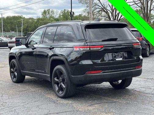 Diamond Black Crystal Pearlcoat 2023 Jeep Grand Cherokee Altitude