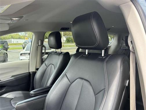 2024 Chrysler Pacifica Hybrid Select
