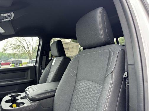2025 RAM 2500 Tradesman Crew Cab 4x4 6'4' Box