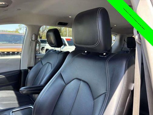 Brilliant Black Crystal Pearlcoat 2023 Chrysler Pacifica Hybrid Touring L