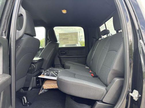 Diamond Black 2026 RAM 2500 Black Express Crew Cab 4x4 6'4' Box