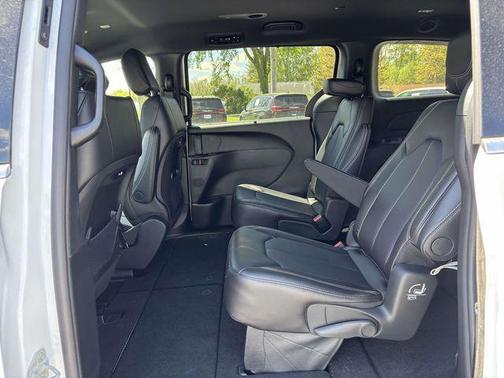 White 2027 Chrysler Pacifica L