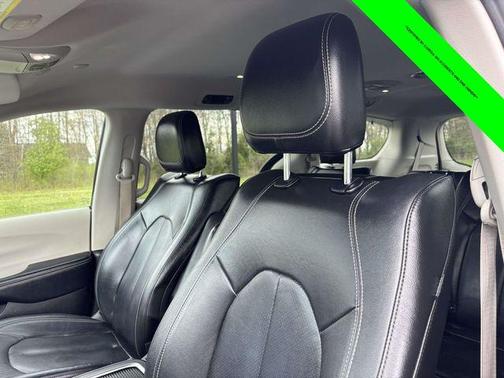 Brilliant Black Crystal Pearlcoat 2022 Chrysler Pacifica Touring L