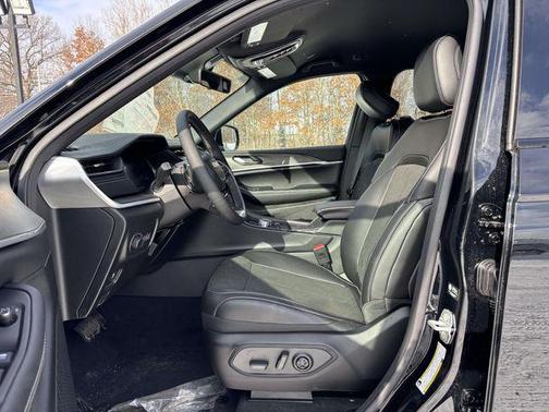 Diamond Black Crystal Pearlcoat 2026 Jeep Grand Cherokee Altitude