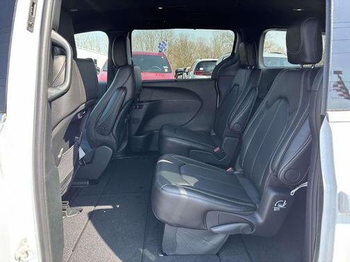 Bright White Clearcoat 2026 Chrysler Pacifica L