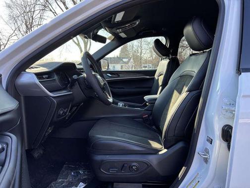 2026 Jeep Grand Cherokee Altitude