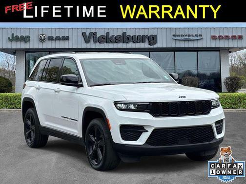 Bright White Clearcoat 2023 Jeep Grand Cherokee Altitude