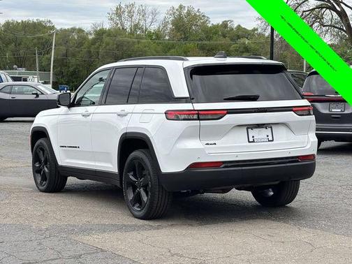 Bright White Clearcoat 2023 Jeep Grand Cherokee Altitude