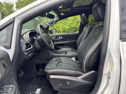 White 2027 Chrysler Pacifica Limited