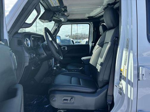 2026 Jeep Gladiator Sahara 4x4