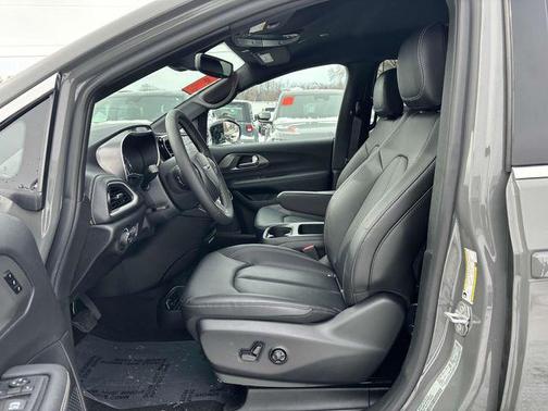 2025 Chrysler Pacifica L