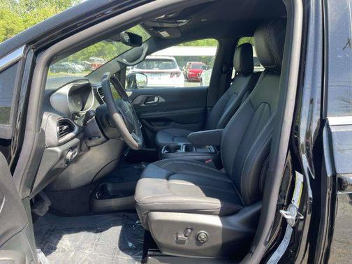Diamond Black 2027 Chrysler Pacifica L