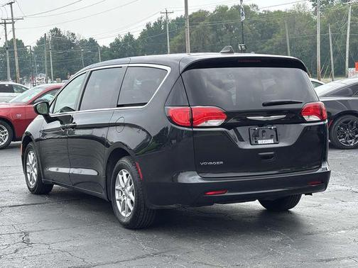 2023 Chrysler Voyager LX