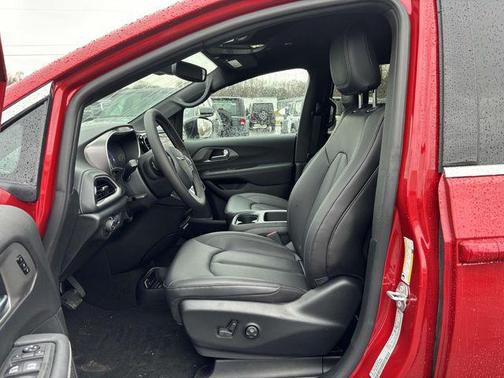 2025 Chrysler Pacifica L