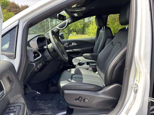 White 2027 Chrysler Pacifica L