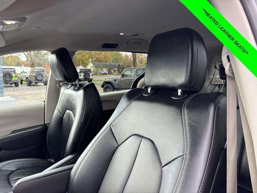 2024 Chrysler Pacifica Hybrid Select