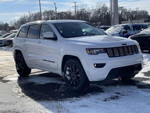 Photo 3 of 38 of 2020 Jeep Grand Cherokee Altitude