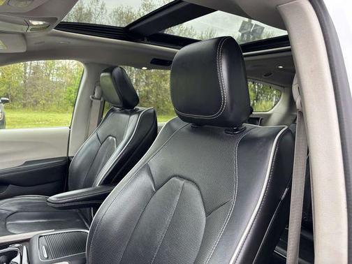 Bright White Clearcoat 2023 Chrysler Pacifica Limited