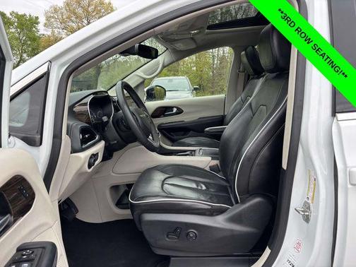 Bright White Clearcoat 2023 Chrysler Pacifica Limited