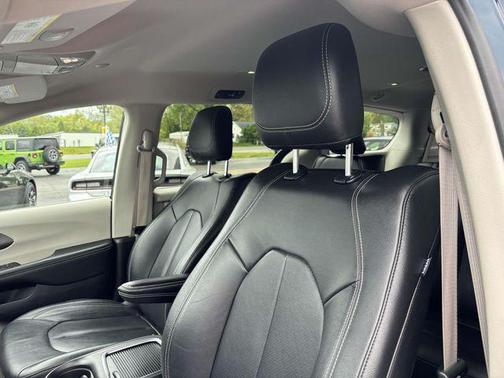 2022 Chrysler Pacifica Hybrid Touring L
