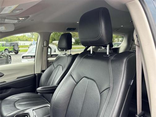 2022 Chrysler Pacifica Hybrid Touring L