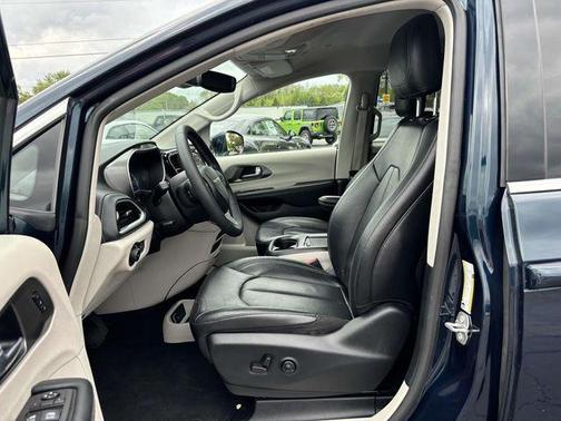 2022 Chrysler Pacifica Hybrid Touring L